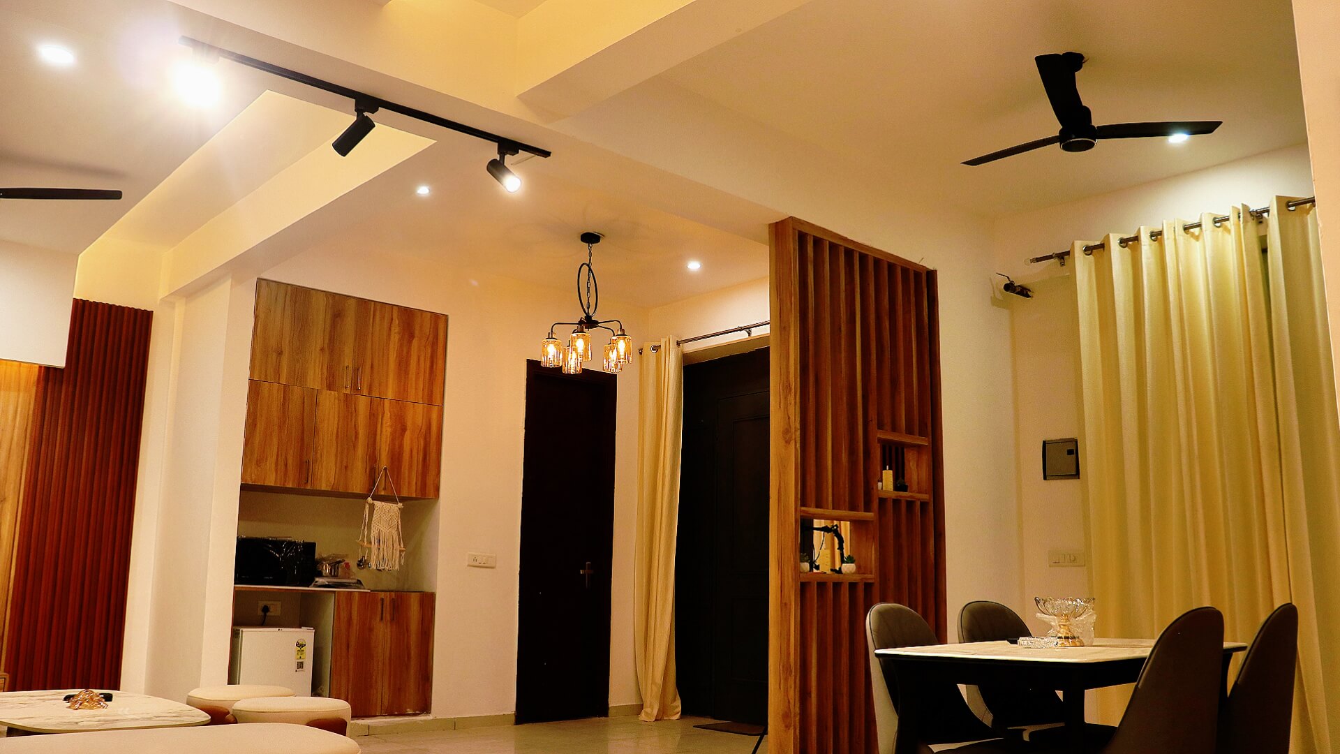 Dining & kitchenette at Emerald Manor